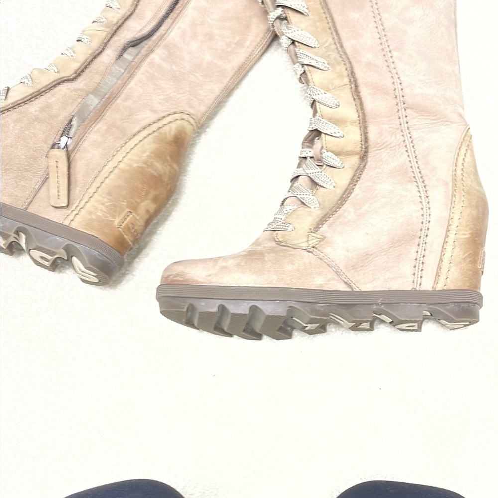 Women's Sorel wedge leather boot gently used size 7.5